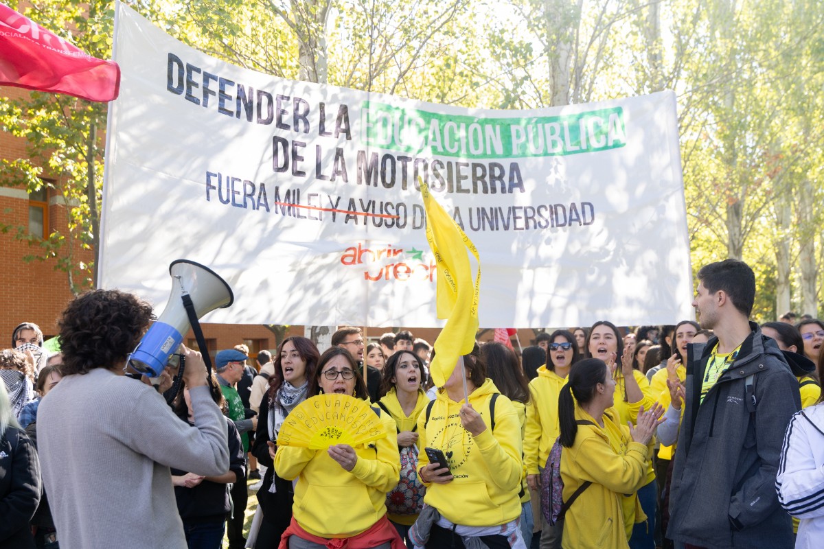 Nueva astracanada del movimiento ‘antifa’ que se agolpa en las inmediaciones de la Universidad Juan Carlos en protesta contra Javier Milei