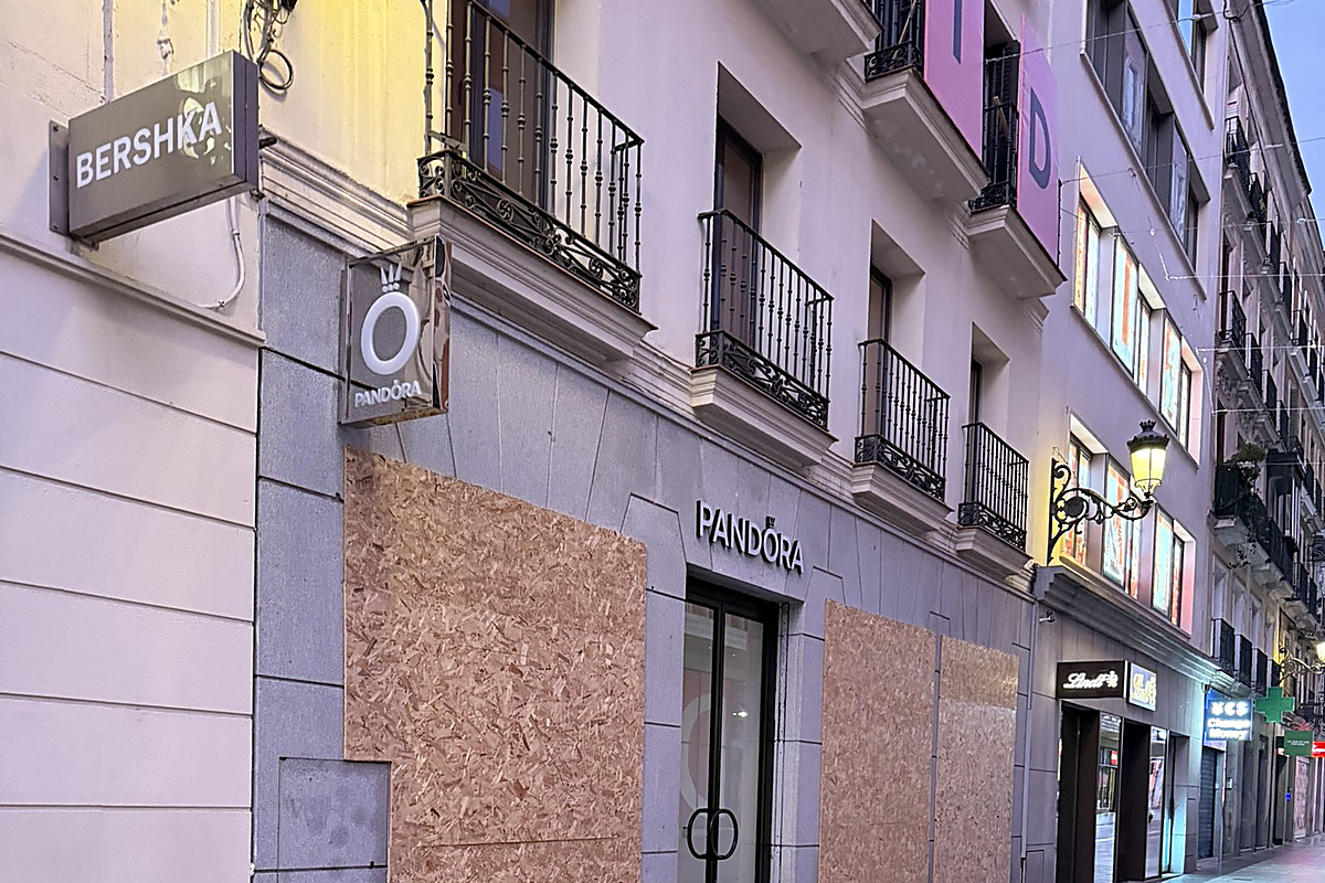 Comercios de Madrid y Barcelona tapian sus escaparates por miedo a saqueos de magrebíes y ‘antifa’ en la noche de Halloween