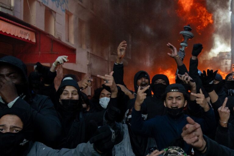 Denuncian la presencia de individuos «cercanos al islamismo» con fusiles de asalto AK-47 en las violentas protestas ultraizquierdistas en París, Marsella y Lyon