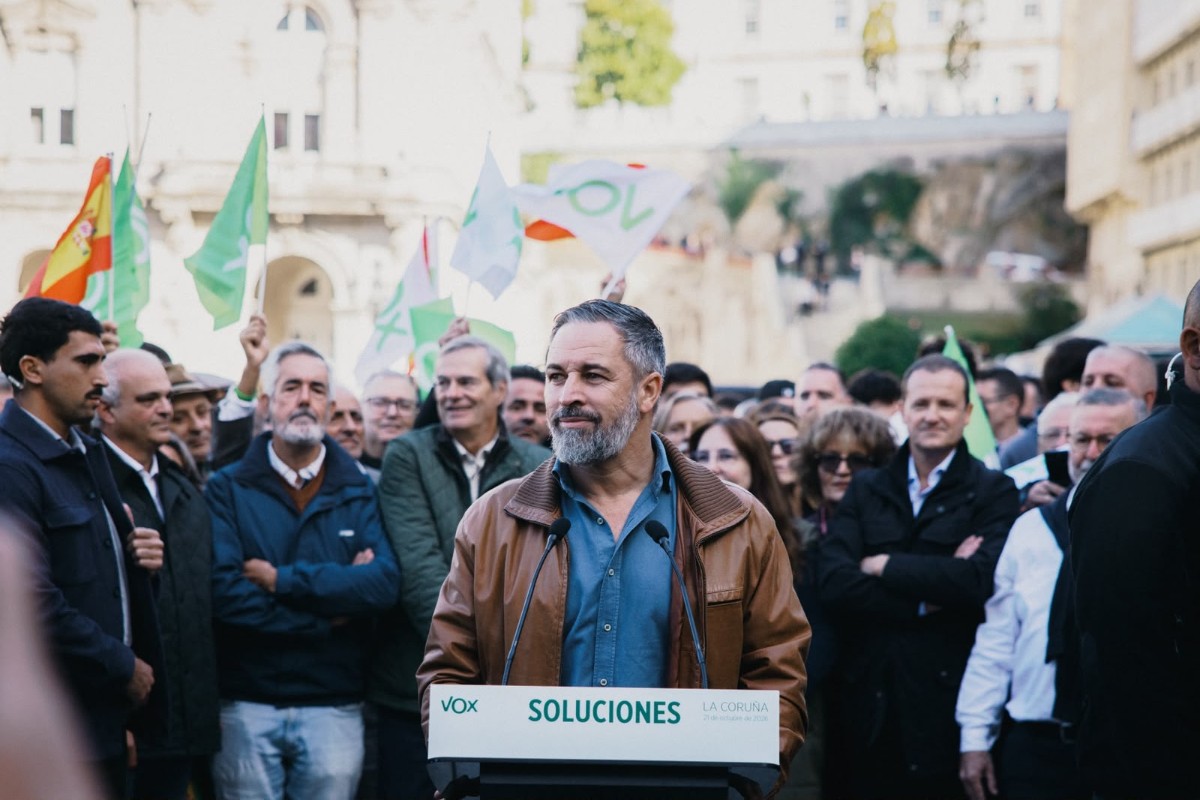 Santiago Abascal denuncia en La Coruña que a Pedro Sánchez y a su mafia «sólo les queda la violencia y la coacción», y pide una movilización masiva en las urnas el 29-N