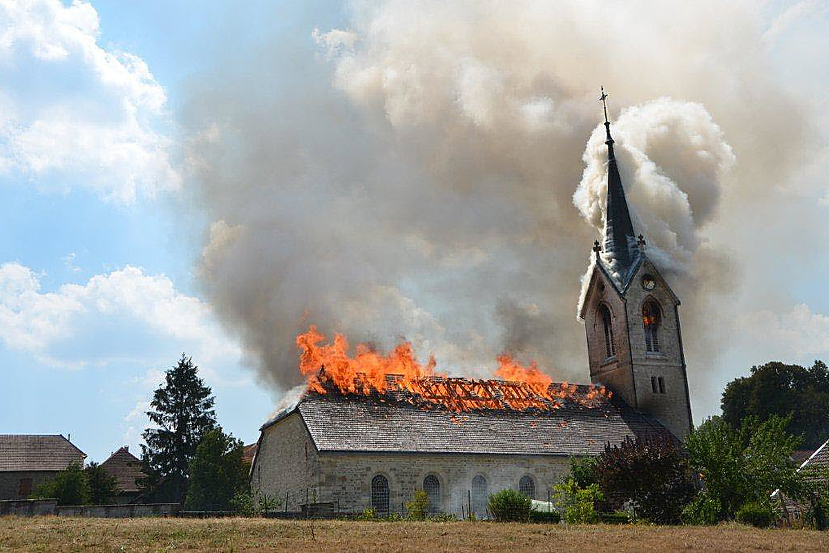 Un informe del Observatorio del Patrimonio Religioso desvela que Francia pierde un edificio cristiano a la semana por incendios intencionados