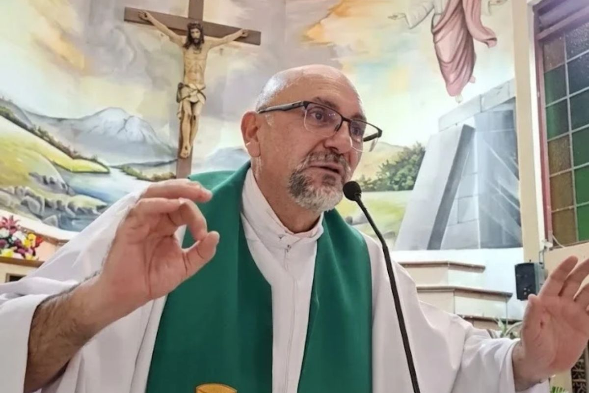 Consternación por la muerte del sacerdote ecuatoriano Patricio Alfredo Sánchez tras caer sobre él la cruz del altar mientras celebraba misa