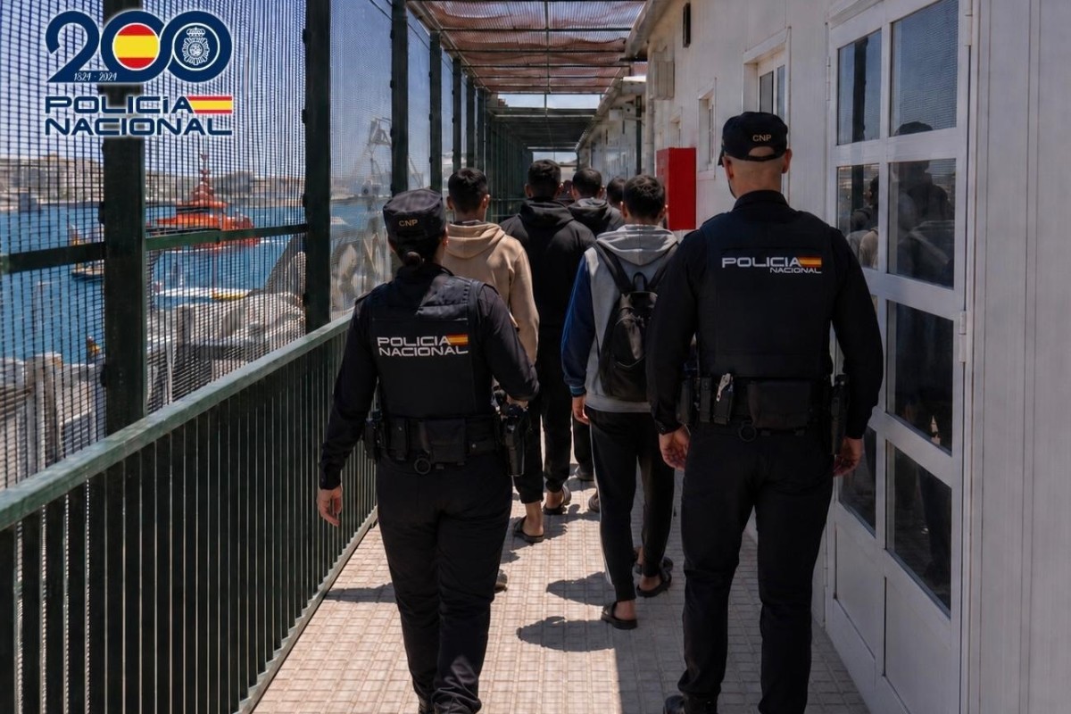 Detenidos tres patrones de pateras que transportaron a 27 inmigrantes ilegales desde Argelia hasta Almería