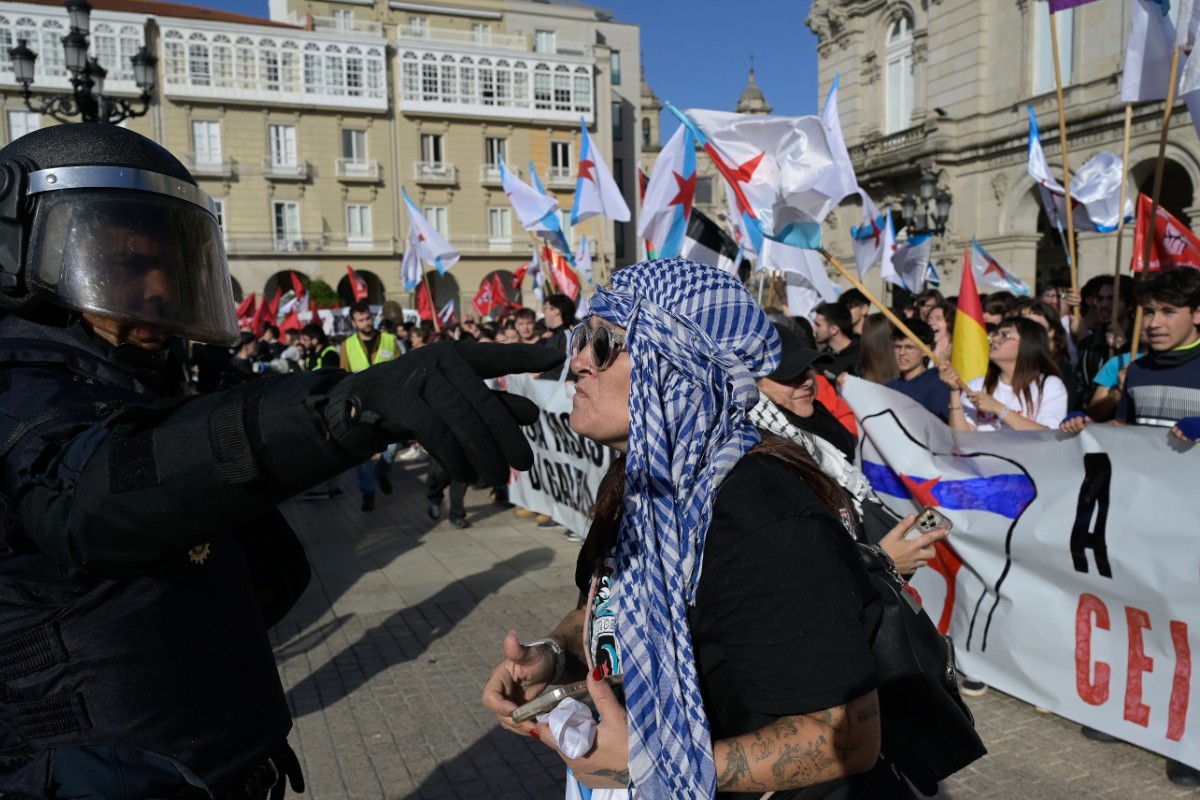 VOX presenta una querella contra el delegado del Gobierno en La Coruña por permitir la violenta protesta separatista y ultraizquierdista contra su acto en la plaza de María Pita