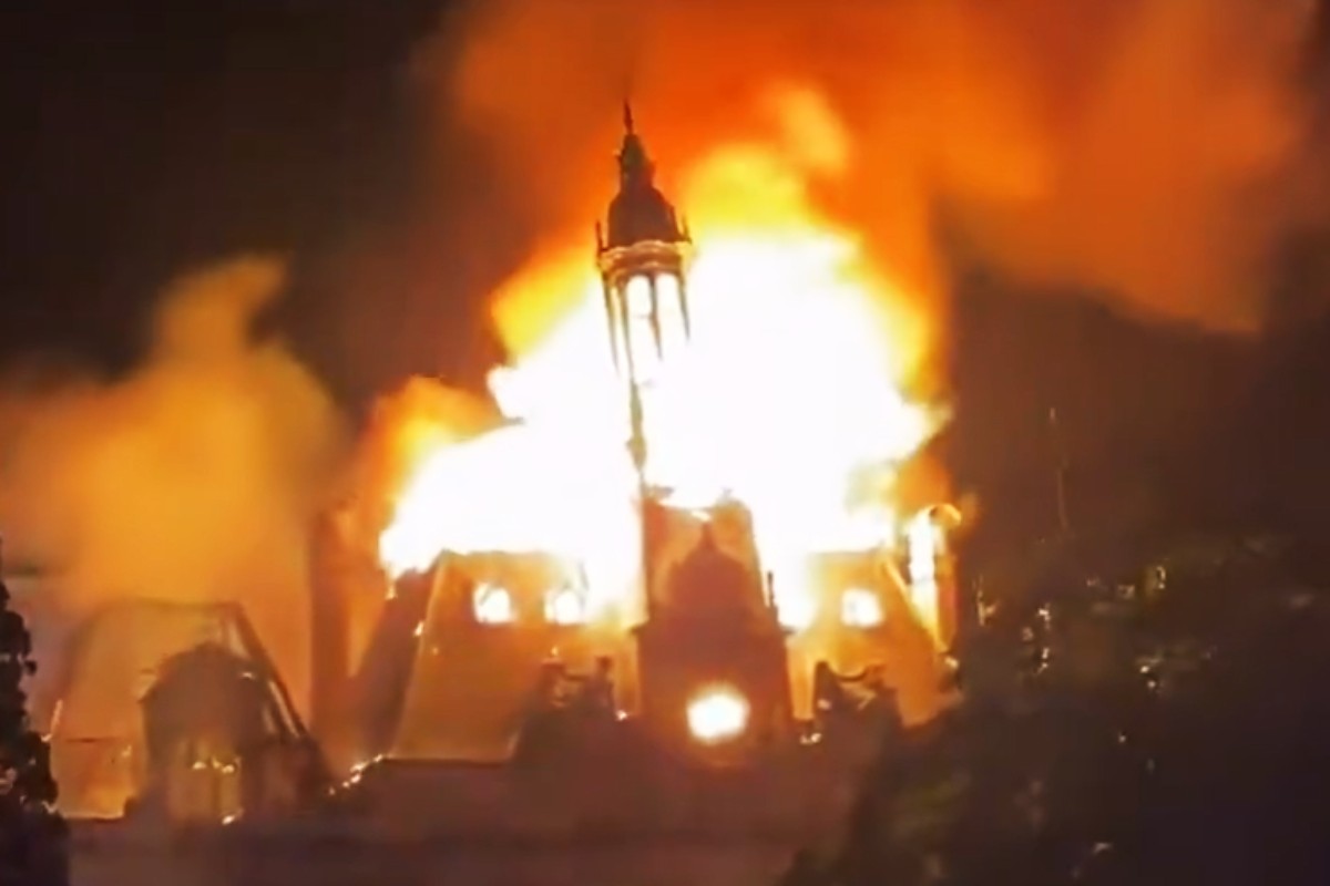 Ultraizquierdistas incendian el Ayuntamiento de la ciudad francesa de Limoges: la torre con campanario del siglo XVII ha quedado destruida