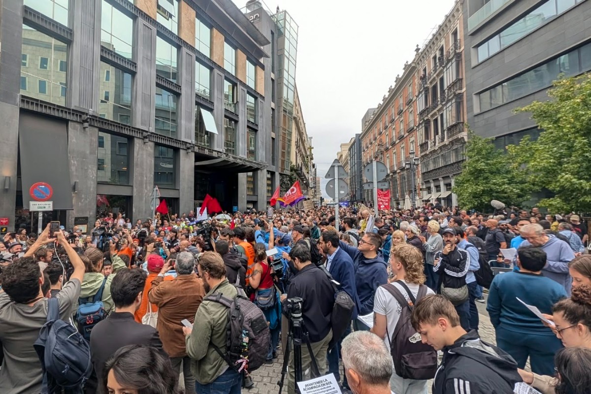 Los acampados en Sol se trasladan frente al Congreso al grito de «¿Dónde está el Gobierno progresista?»