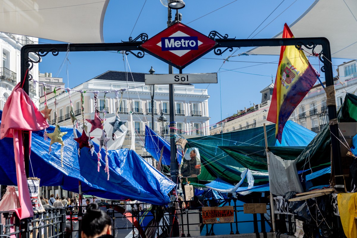 Riesgo para la salud pública en Sol: los orines de la acampada disparan los niveles de amoniaco en la estación de Metro, que podría cerrar temporalmente