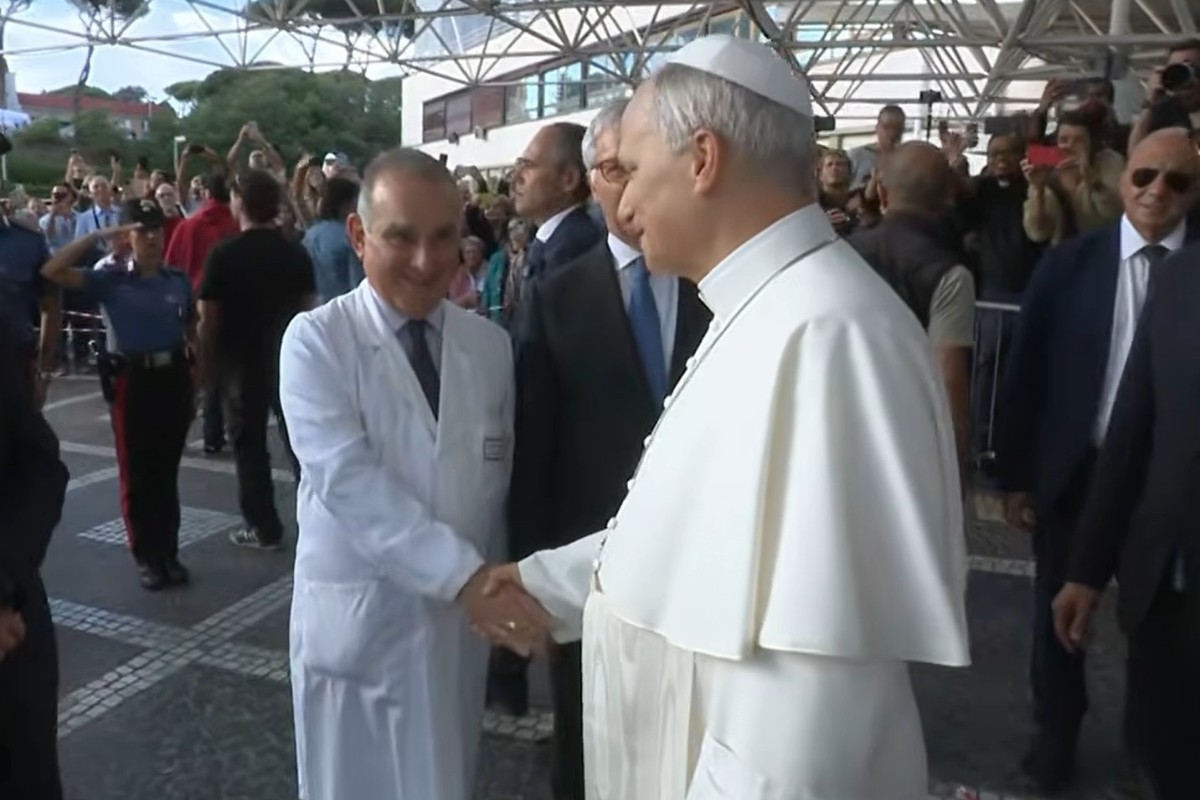 El Papa sale del hospital tras recibir el alta y mañana rezará el Ángelus en el Vaticano