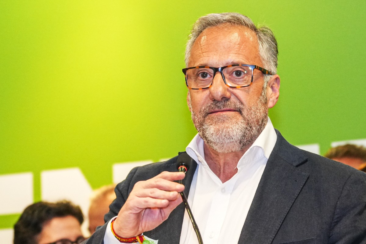 El vicepresidente de Castilla y León, Carlos Pollán (VOX), defiende la «prioridad nacional» y reitera que el Ejecutivo no dará «ni un euro» a las entidades que promocionan la inmigración ilegal