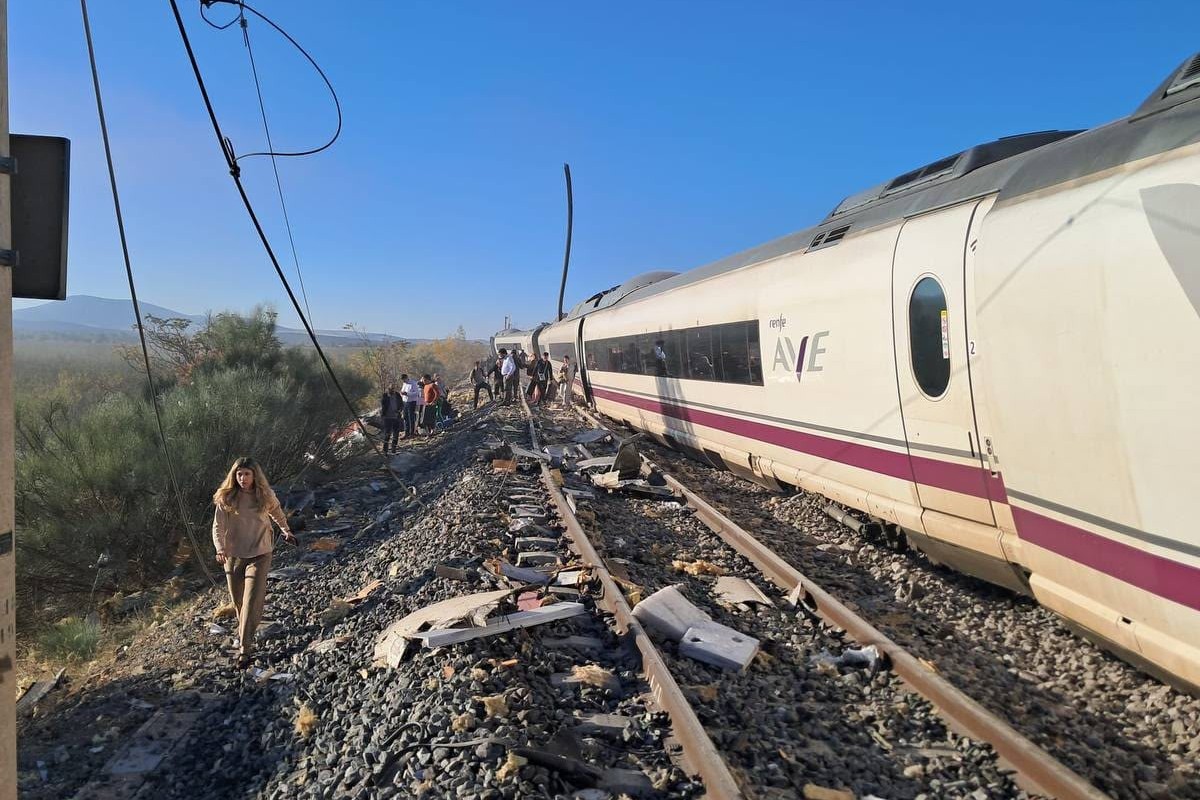 Un testigo del accidente describe un «choque fortísimo» entre el AVE y el Iryo: «Uno de los trenes saltó por los aires»